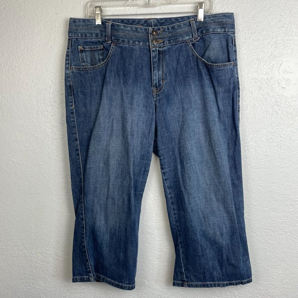 Eddie Bauer Women's Medium Wash Curvy Capri Jeans - Size 14
